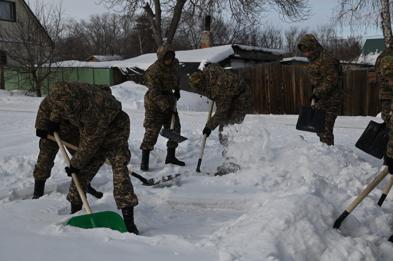 Қарағанды гарнизонының әскери қызметшілері қарттарға көмек көрсетті